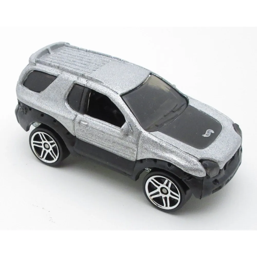 Isuzu VehiCROSS — 24392 — Astral Silver Metalflake & Ebony Black — imagem 4