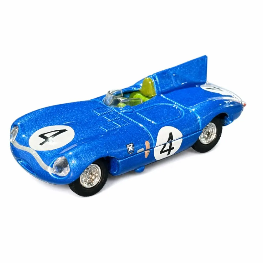 Jaguar D-Type — B0945 — Metalflake light blue