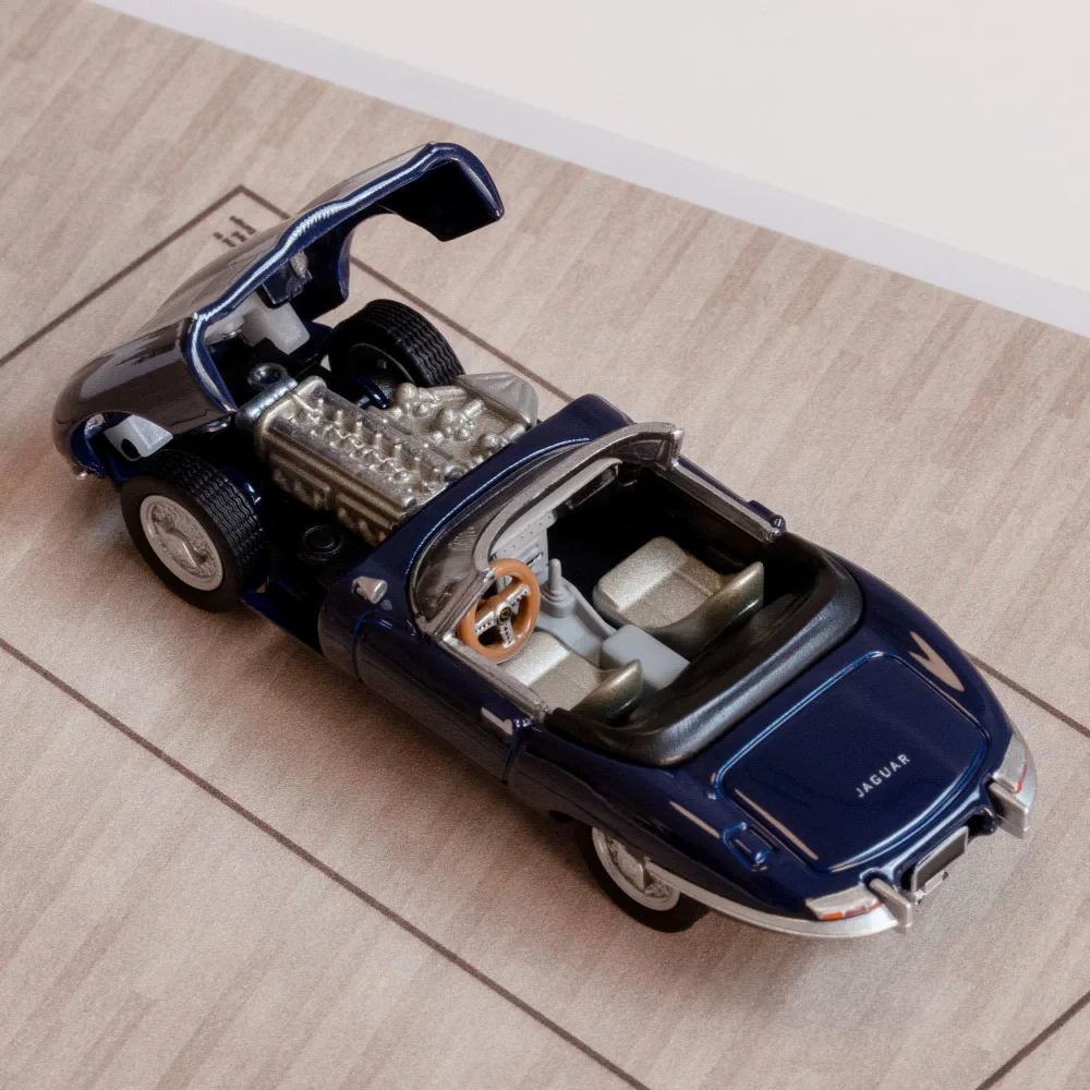 Hot Wheels x MoMA Jaguar E-Type Roadster — JGL49 — Opalescent Dark Blue — imagem 8